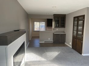 630 Wilson Dr in Brookfield, WI - Foto de edificio - Building Photo