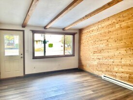 961 7th St, Unit B in Menasha, WI - Building Photo