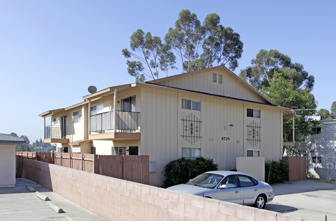 8729 Mellmanor Dr in La Mesa, CA - Building Photo