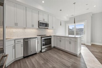 355 Phillips Park Rd, Unit 301 in Mamaroneck, NY - Building Photo - Building Photo