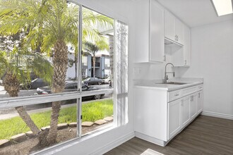 Terre at 1038 Peach in El Cajon, CA - Foto de edificio - Building Photo