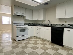 1016 W Atkins Ave in Ridgecrest, CA - Building Photo - Building Photo