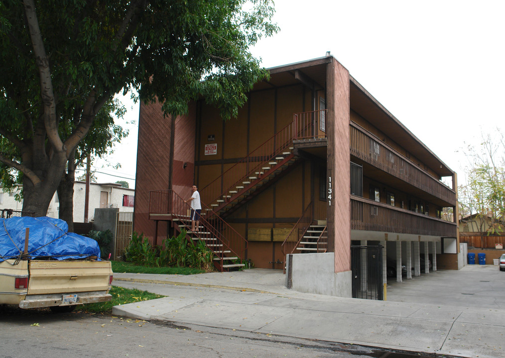 11341 Tiara St in North Hollywood, CA - Building Photo