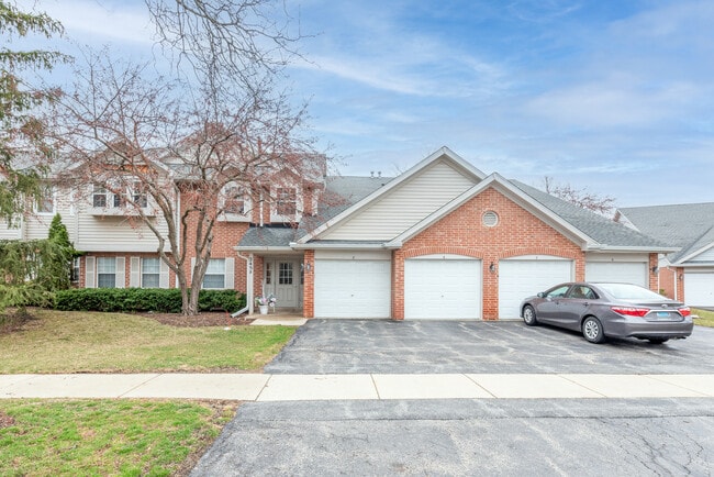 2458 Charleston Dr in Schaumburg, IL - Building Photo - Building Photo