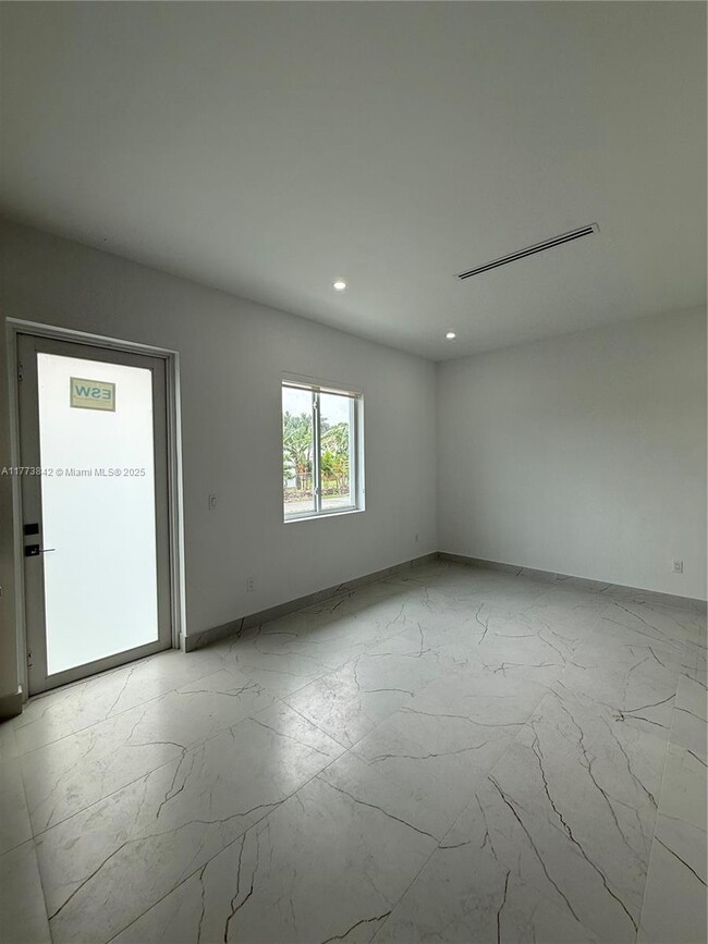 18405 SW 104th St in Miami, FL - Building Photo - Building Photo