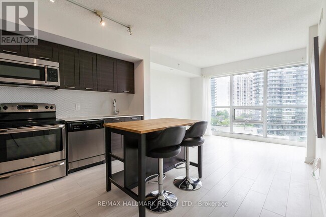 2220-2220 Lake Shore Blvd W in Toronto, ON - Building Photo - Building Photo