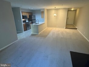 240 S Reynolds St, Unit 304 in Alexandria, VA - Building Photo - Building Photo