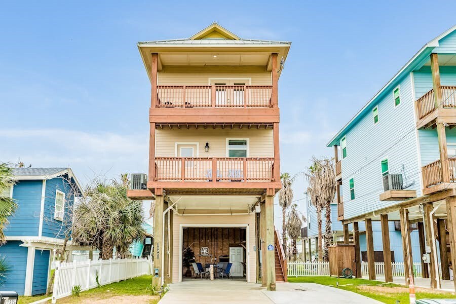 11221 Schwartz Dr in Galveston, TX - Building Photo