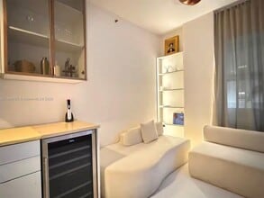 100 Collins Ave in Miami Beach, FL - Building Photo - Building Photo