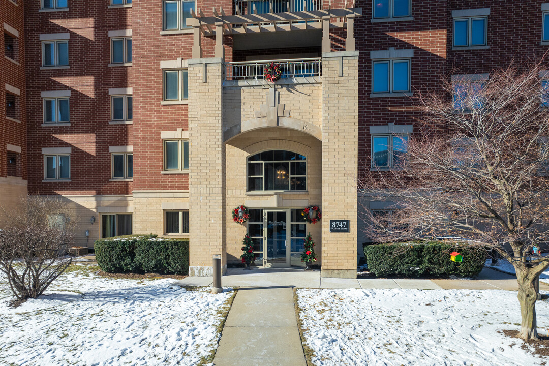 Bryn Mawr Condominiums in Chicago, IL - Building Photo