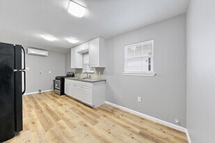 2106 Hadley St in Houston, TX - Building Photo