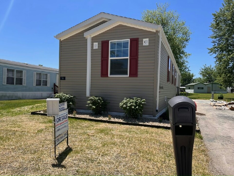 54 Meadowlark Ln in Beecher, IL - Building Photo