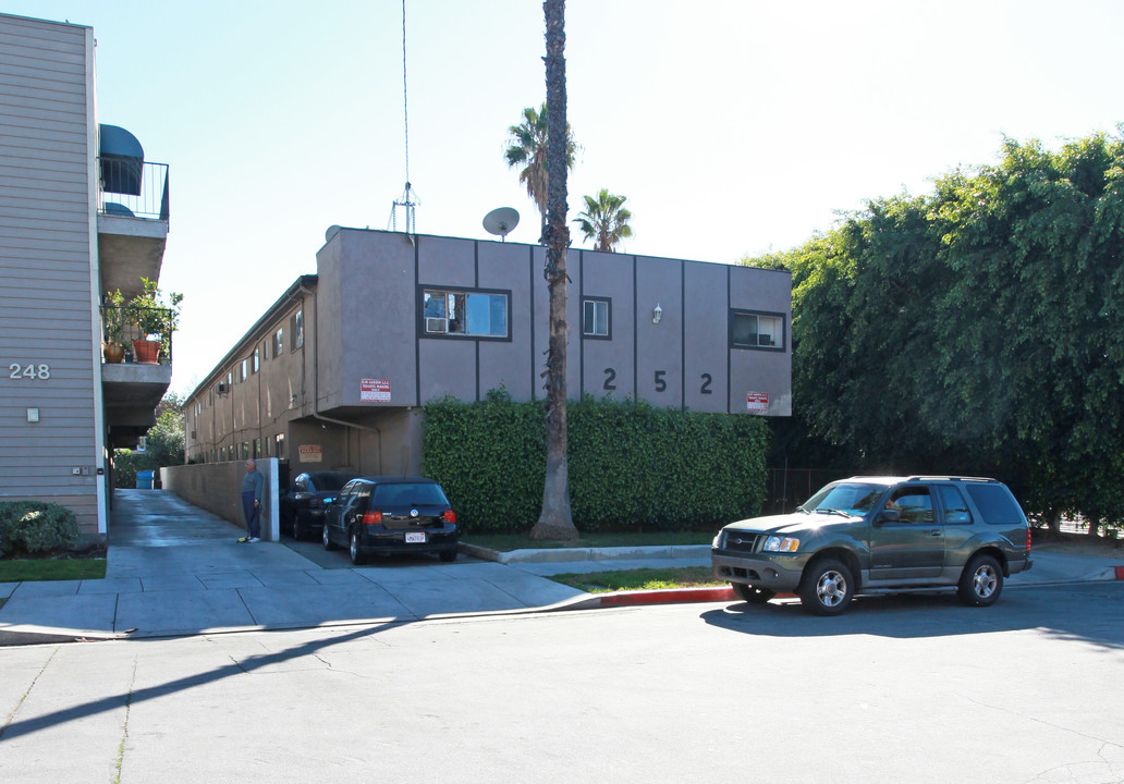 Elms Gardens in Burbank, CA - Building Photo