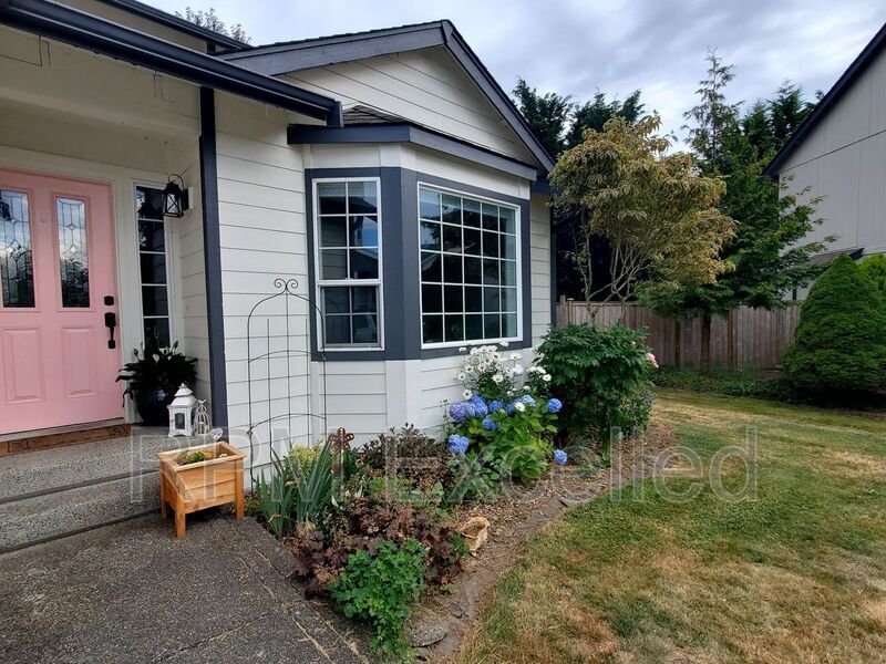 1429 Hamilton Pl in Buckley, WA - Foto de edificio