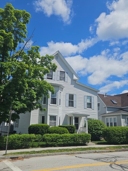 651 Pine St, Unit 651 Pine St 2nd Floor in Manchester, NH - Foto de edificio