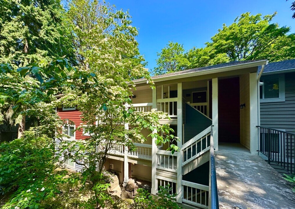 15244 SE 43rd St in Bellevue, WA - Building Photo