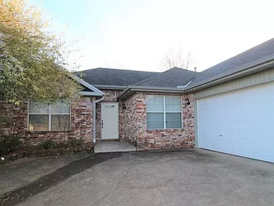 1567 N Caddo Ave in Fayetteville, AR - Building Photo