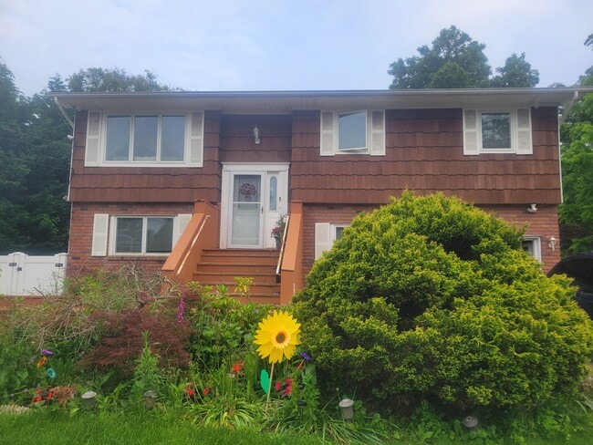 22 Loughlin Dr, Unit #2 Side Apartment