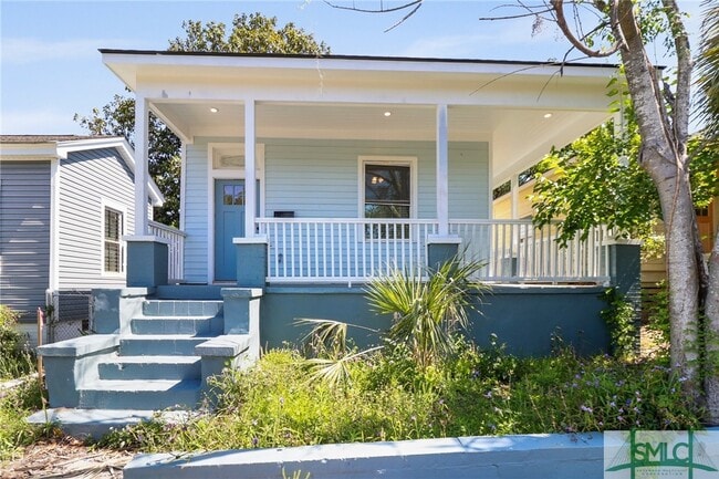 property at 826 W Victory Dr