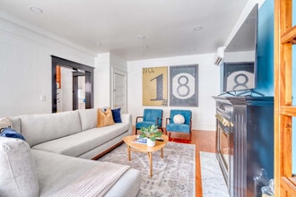 18 NW 22nd Pl in Portland, OR - Foto de edificio - Building Photo