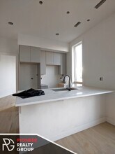 1060 W Cornelia Ave, Unit #302 in Chicago, IL - Building Photo - Building Photo