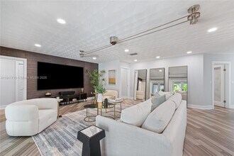 8234 SW 60th Ct in South Miami, FL - Building Photo - Building Photo