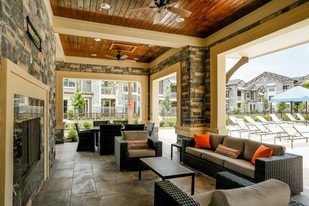 Plantation Park in Lake Jackson, TX - Building Photo