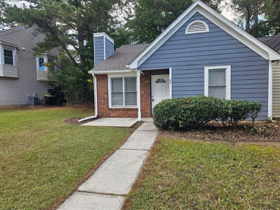 8034 Creekstone Way in Riverdale, GA - Building Photo
