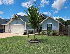 533 E Barajas Terrace in Mustang, OK - Building Photo - Building Photo