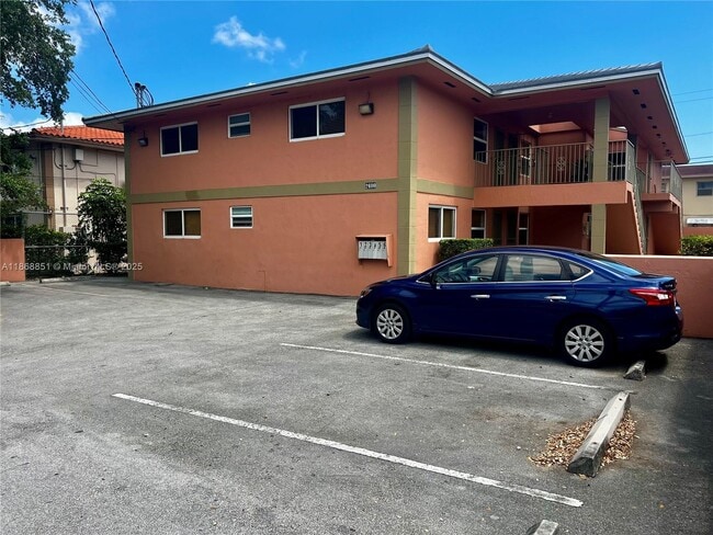 2600 NW 14th St in Miami, FL - Foto de edificio - Building Photo