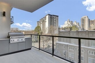 2425 Peachtree Rd NE in Atlanta, GA - Foto de edificio - Building Photo