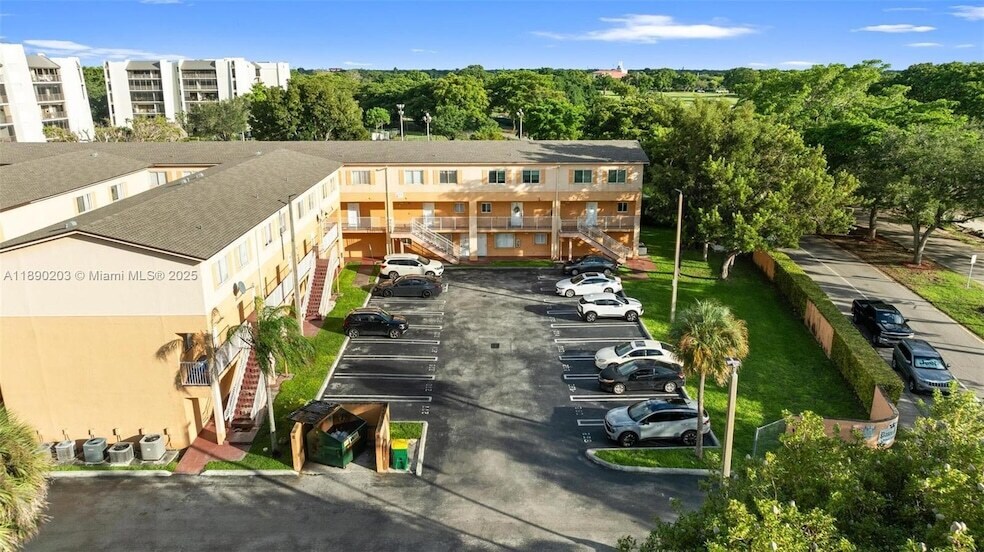 6255 SW Kendale Lakes Cir, Unit B-230 in Miami, FL - Building Photo