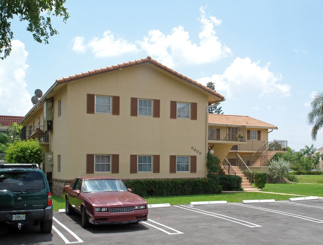 8606 NW 35th St in Coral Springs, FL - Foto de edificio - Building Photo