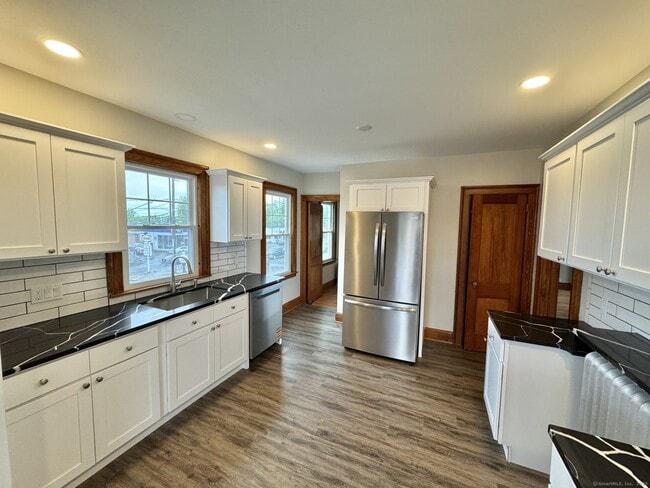 4 Washington Cir in West Hartford, CT - Building Photo - Building Photo