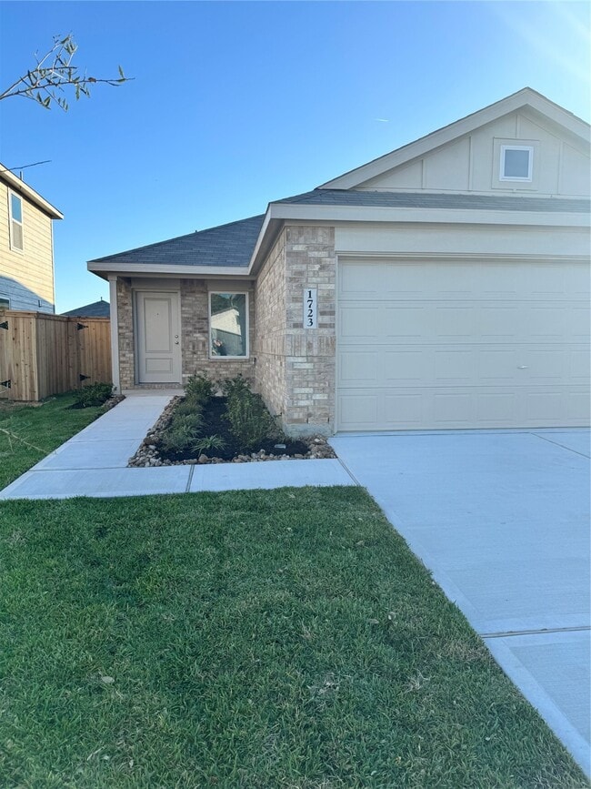 1723 W Stroker Rd in Crosby, TX - Building Photo - Building Photo