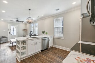 4721 Erato St in New Orleans, LA - Foto de edificio - Building Photo