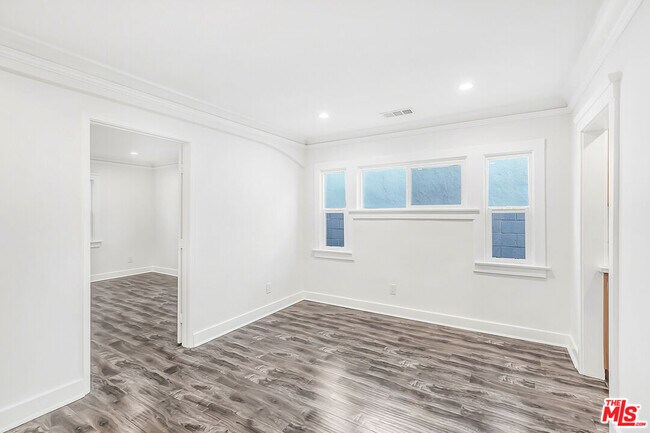 5522 Franklin Ave in Los Angeles, CA - Building Photo - Building Photo
