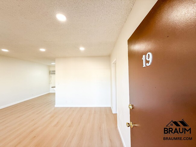 13115 Oxnard St in Los Angeles, CA - Building Photo - Building Photo