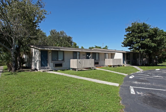 Summit Center in West Palm Beach, FL - Building Photo - Building Photo