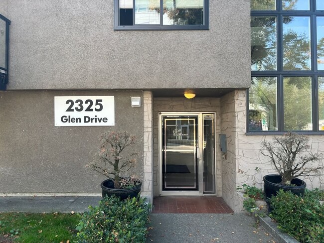 2325 Glen Dr in Vancouver, BC - Building Photo - Building Photo