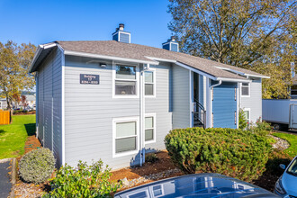 Tualatin Village in Tualatin, OR - Foto de edificio - Building Photo