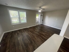 Coming Soon ! Large 2 BR single family hom in Noblesville, IN - Foto de edificio - Building Photo