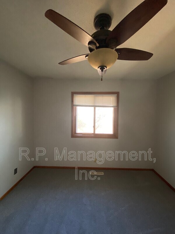 1425 Meadowmoor Dr NE in Fridley, MN - Building Photo - Building Photo