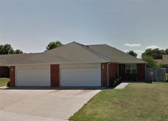 2004 S Old Wire Rd in Rogers, AR - Building Photo - Building Photo