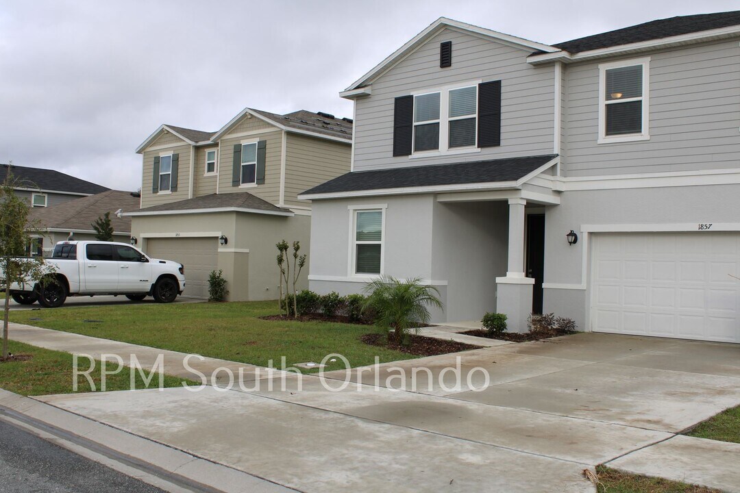1857 River Crst Ave in St. Cloud, FL - Building Photo