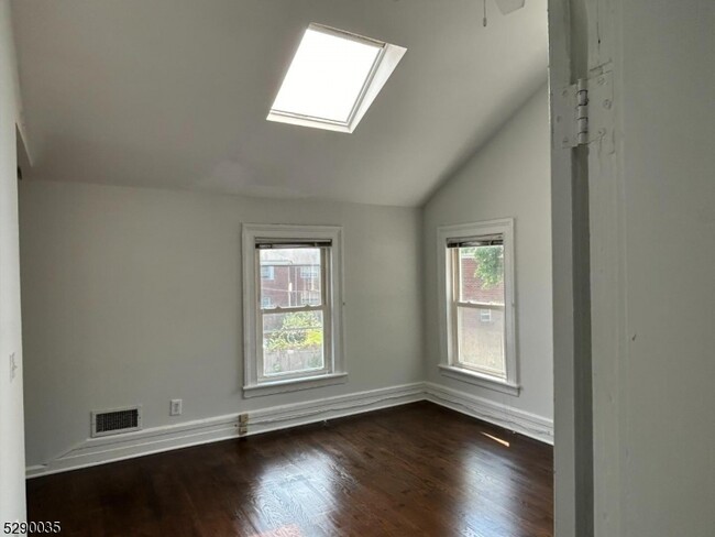 92 Church St-Unit -A in Montclair, NJ - Foto de edificio - Building Photo