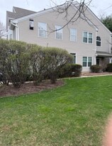 2 Oak Knoll Ln in Bedminster, NJ - Building Photo