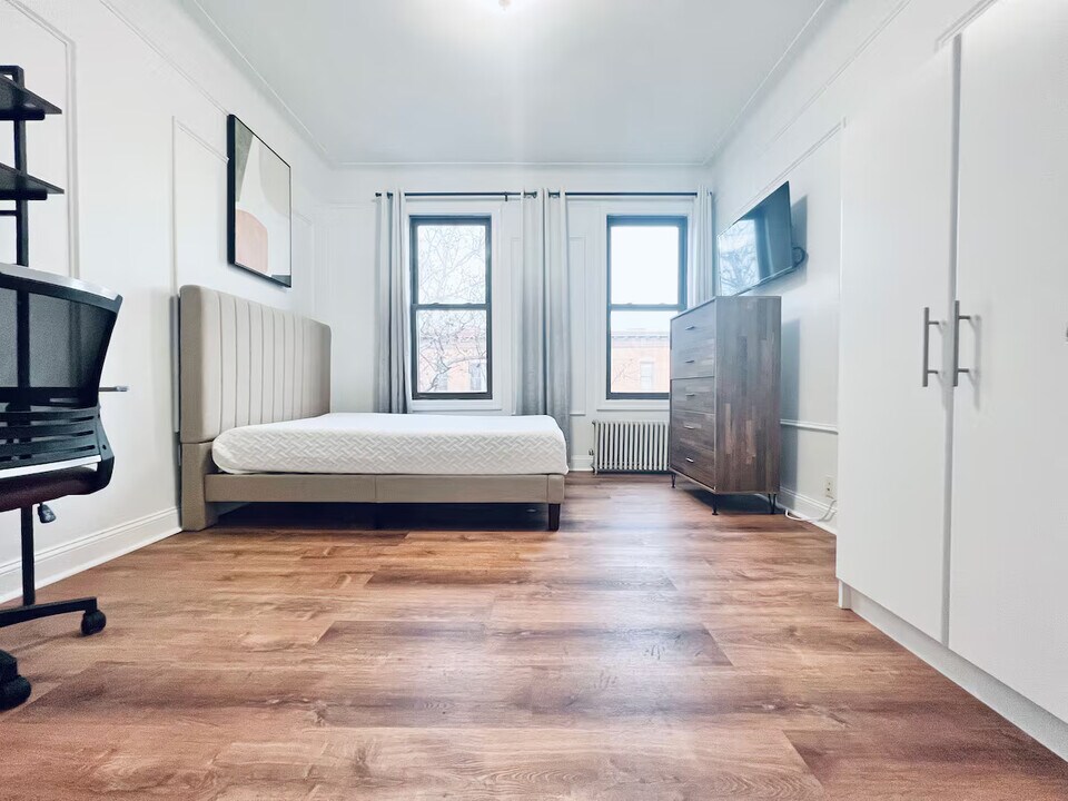 Furnished room/NOT APARTMENT, Unit 2 in Queens, NY - Foto de edificio