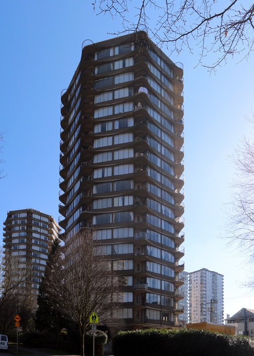 Pendrell Place 2 in Vancouver, BC - Building Photo