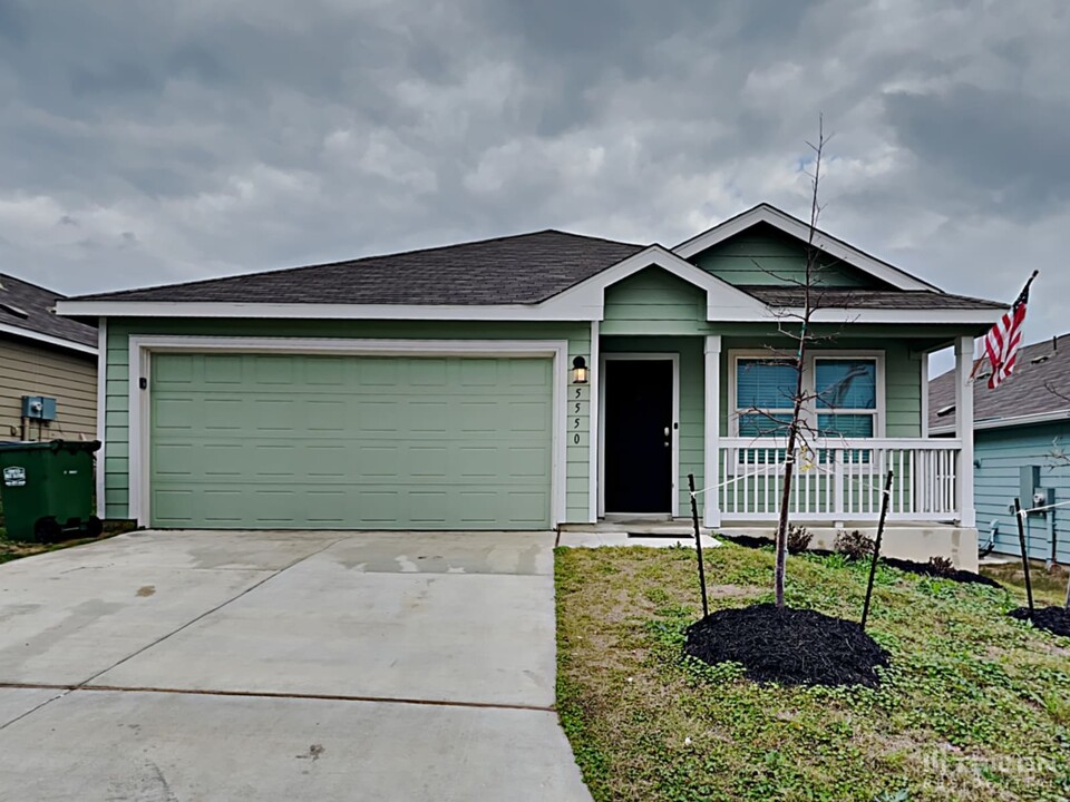 5550 Basil Chase in Converse, TX - Building Photo
